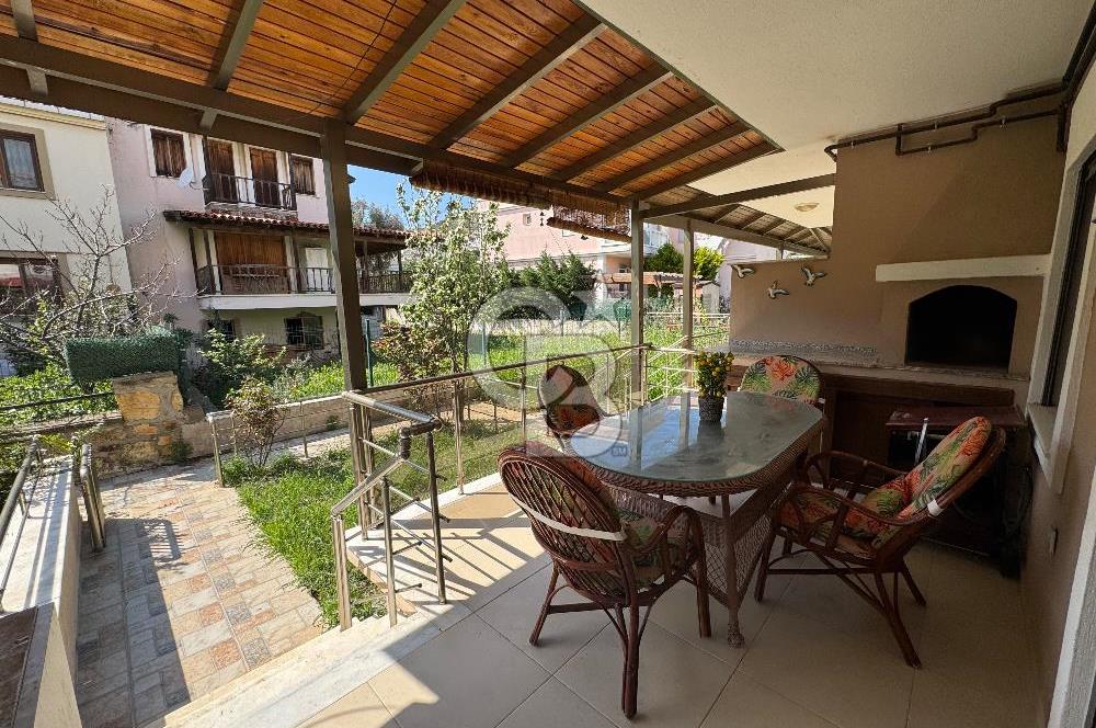 Yenifoça Fatih Mahallesinde Satılık 3+1 Tripleks Villa