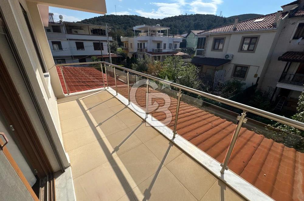 Yenifoça Fatih Mahallesinde Satılık 3+1 Tripleks Villa