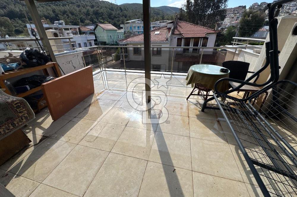 Yenifoça Fatih Mahallesinde Satılık 3+1 Tripleks Villa