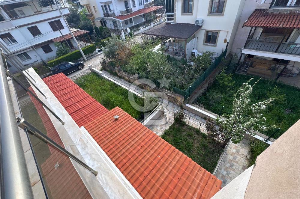 Yenifoça Fatih Mahallesinde Satılık 3+1 Tripleks Villa