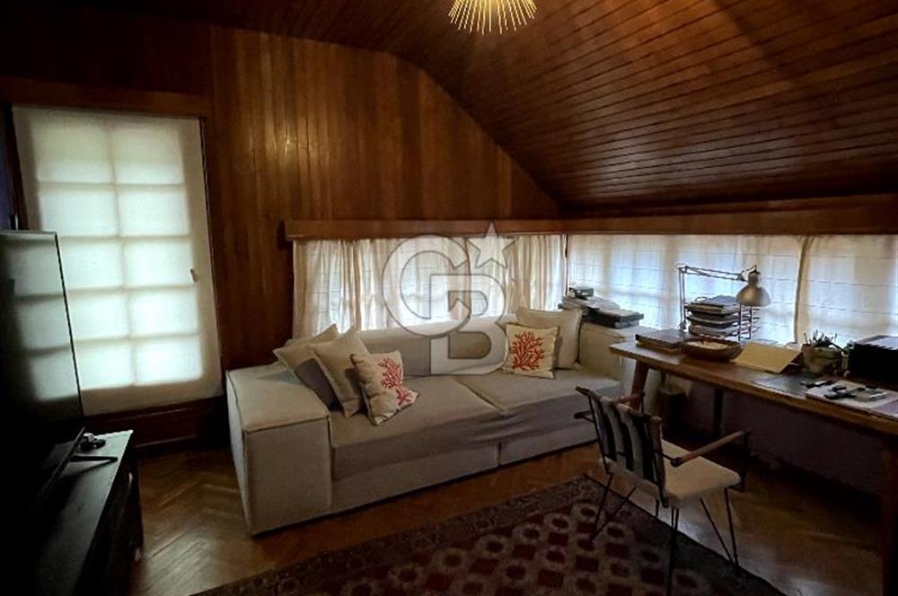 YENİKÖY'DE SATILIK BAHÇE İÇİNDE VİLLA