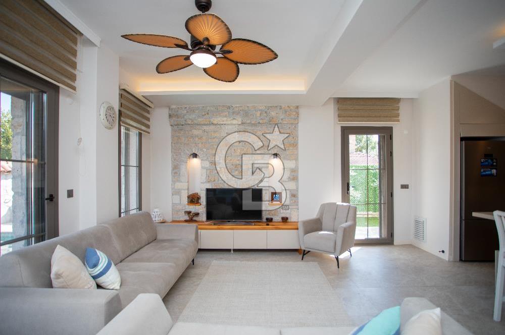 Foça Kazım Dirik Mah. Eşyalı Kiralık Müstakil Havuzlu 5+1 Villa