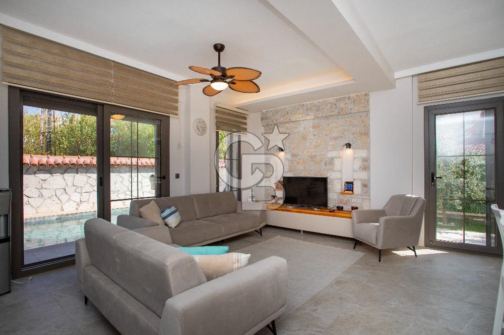 Foça Kazım Dirik Mah. Eşyalı Kiralık Müstakil Havuzlu 5+1 Villa