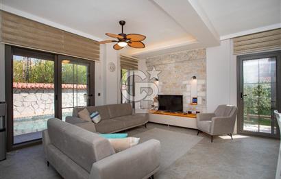 Foça Kazım Dirik Mah. Eşyalı Kiralık Müstakil Havuzlu 5+1 Villa