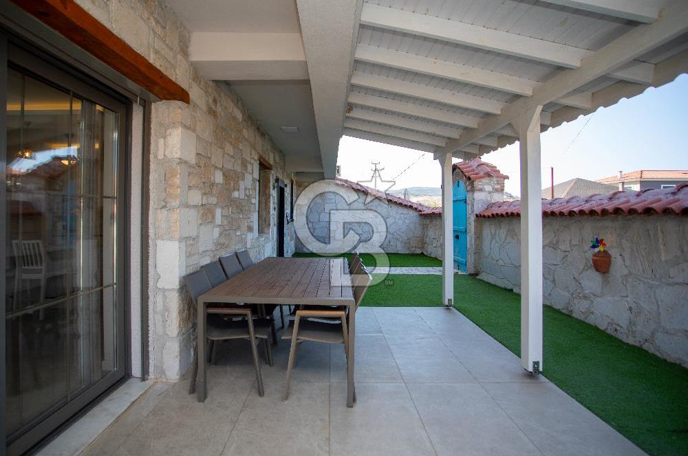 Foça Kazım Dirik Mah. Eşyalı Kiralık Müstakil Havuzlu 5+1 Villa