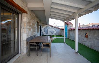 Foça Kazım Dirik Mah. Eşyalı Kiralık Müstakil Havuzlu 5+1 Villa