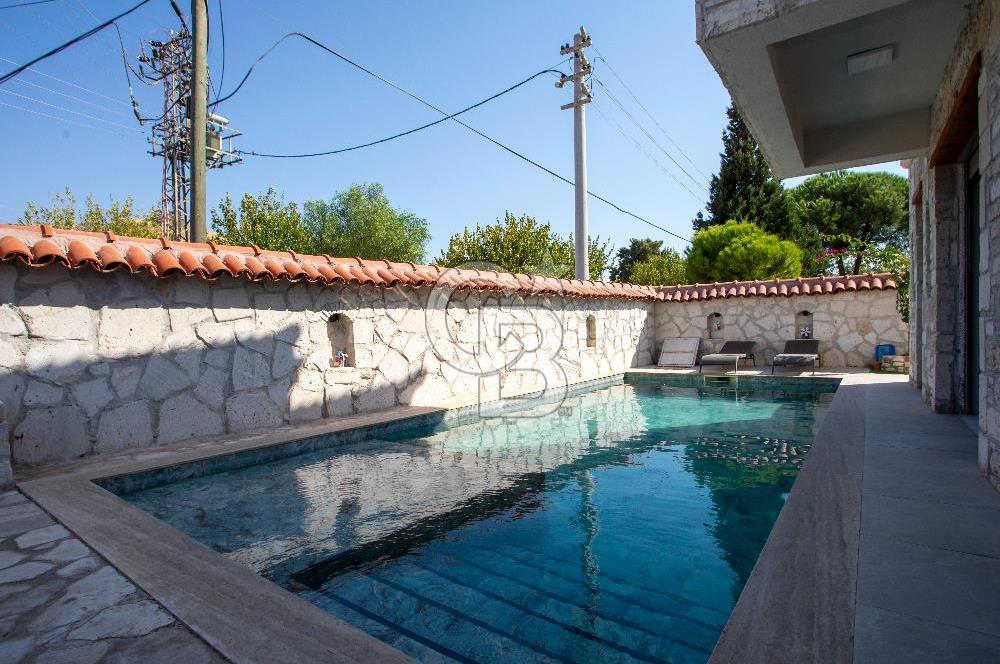 Foça Kazım Dirik Mah. Eşyalı Kiralık Müstakil Havuzlu 5+1 Villa