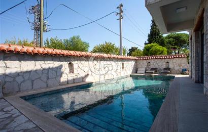 Foça Kazım Dirik Mah. Eşyalı Kiralık Müstakil Havuzlu 5+1 Villa