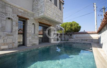 Foça Kazım Dirik Mah. Eşyalı Kiralık Müstakil Havuzlu 5+1 Villa