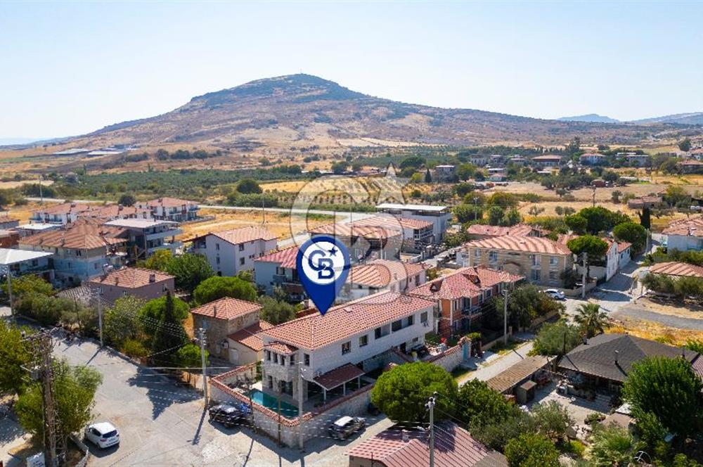 Foça Kazım Dirik Mah. Eşyalı Kiralık Müstakil Havuzlu 5+1 Villa