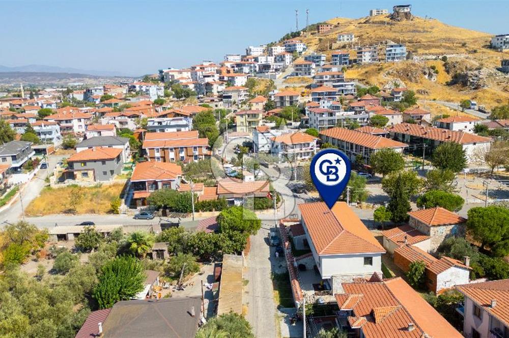 Foça Kazım Dirik Mah. Eşyalı Kiralık Müstakil Havuzlu 5+1 Villa