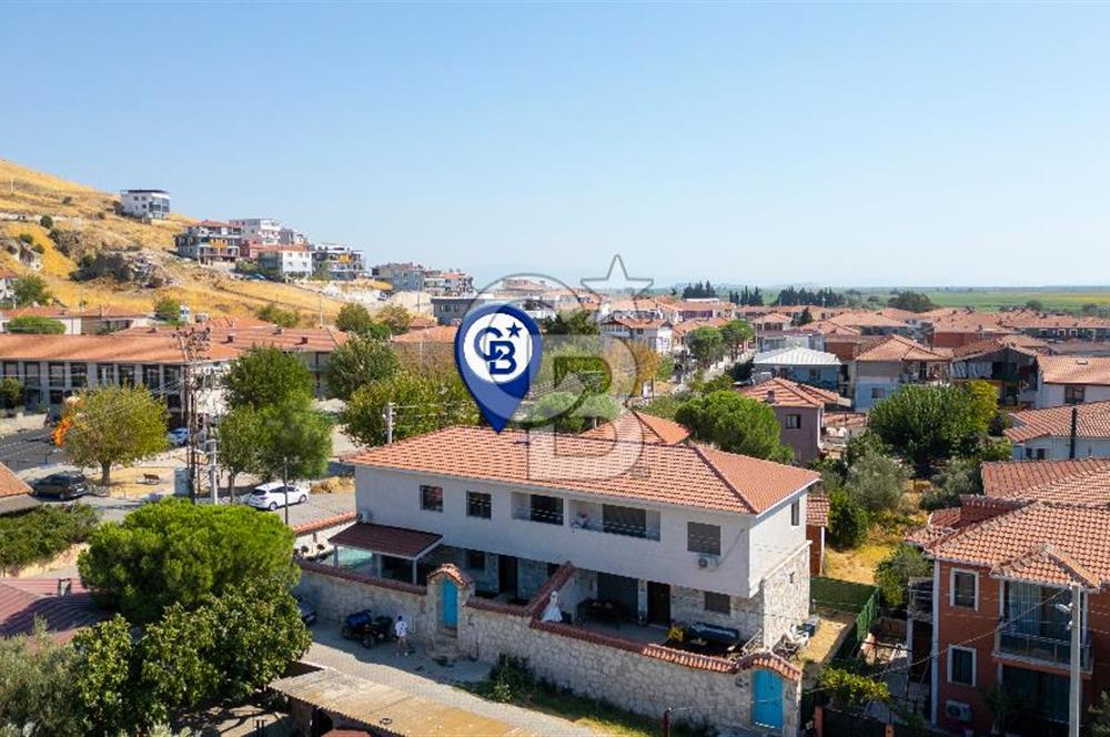 Foça Kazım Dirik Mah. Eşyalı Kiralık Müstakil Havuzlu 5+1 Villa