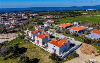 ÇANAKKALE DE SATILIK DENİZ MANZARALI MÜSTAKİL 4,5+1 LÜKS VİLLA