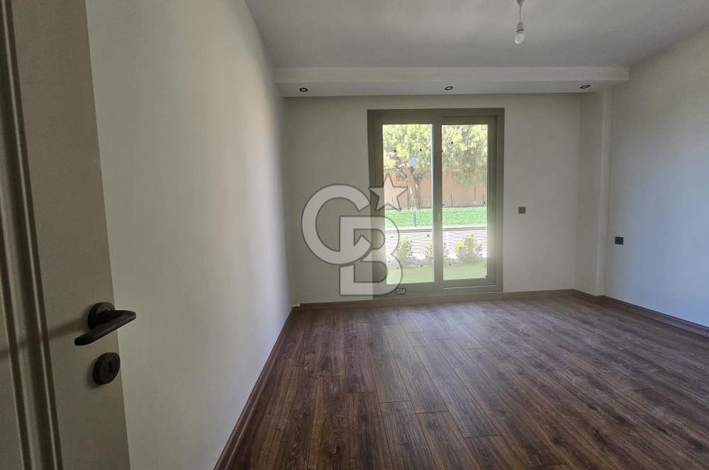 Altınova'da Havuzlu ve Güvenlikli Sitede Kiralık 3+1 Daireler