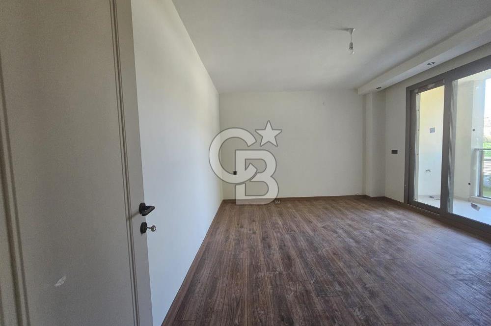 Altınova'da Havuzlu ve Güvenlikli Sitede Kiralık 3+1 Daireler