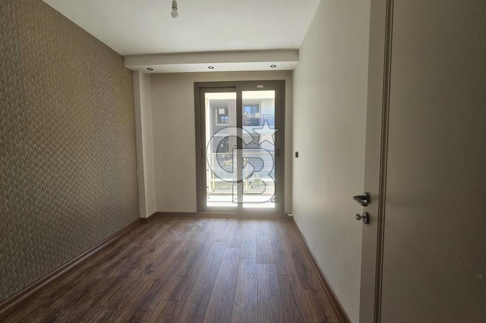 Altınova'da Havuzlu ve Güvenlikli Sitede Kiralık 3+1 Daireler