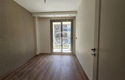 Altınova'da Havuzlu ve Güvenlikli Sitede Kiralık 3+1 Daireler