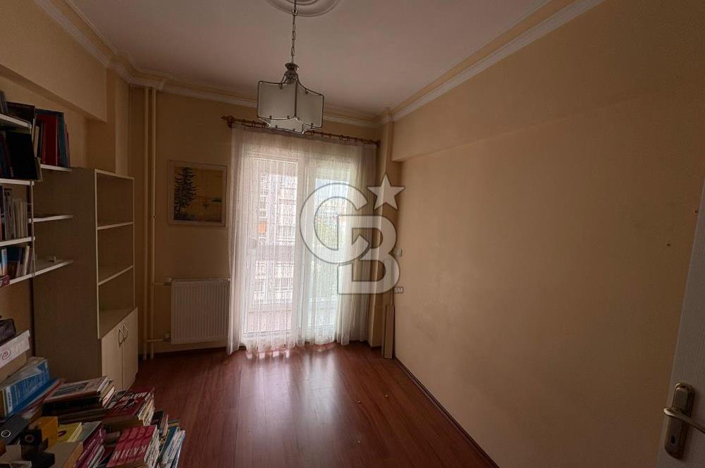 Bostanlı merkezde deniz manzaralı ferah ve aydınlık daire