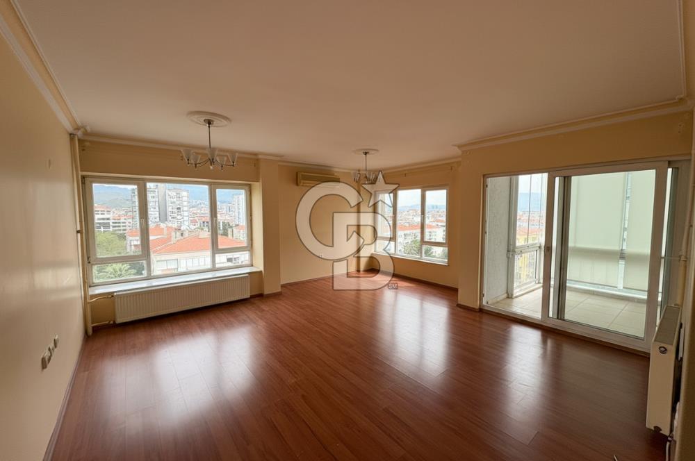 Bostanlı merkezde deniz manzaralı ferah ve aydınlık daire