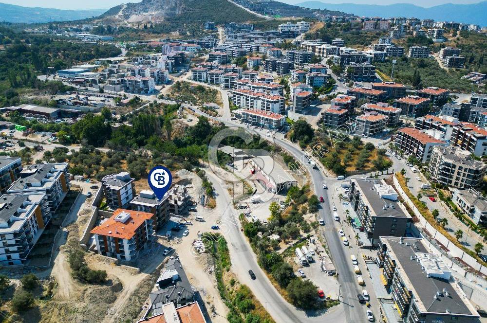 Kuşadası İkiçeşmelik'te Kiralık Köşe Konumlu Mağaza