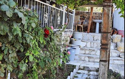 KULA GÖLETİ MANZARALI 7700 M2 BÜYÜKLÜĞÜNDE SATILIK MEYVE BAHÇESİ