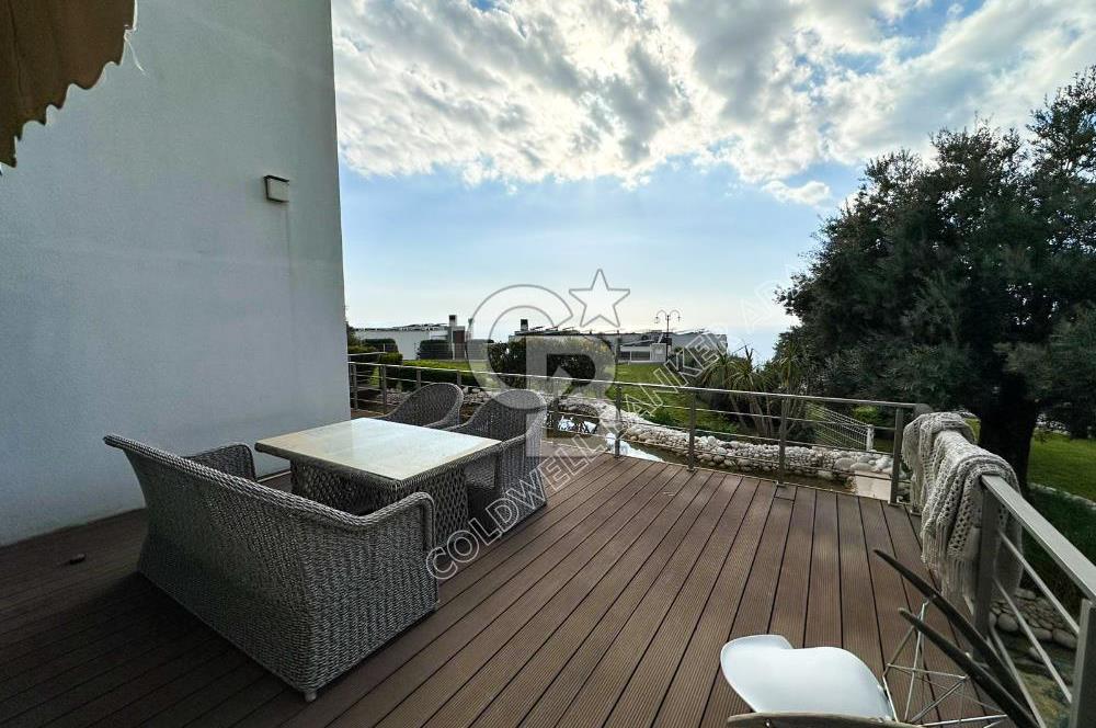 Kuşadası’nda Eşsiz Yaşam Fırsatı Deniz Manzaralı 4+1  Bahçe Dubleksi 