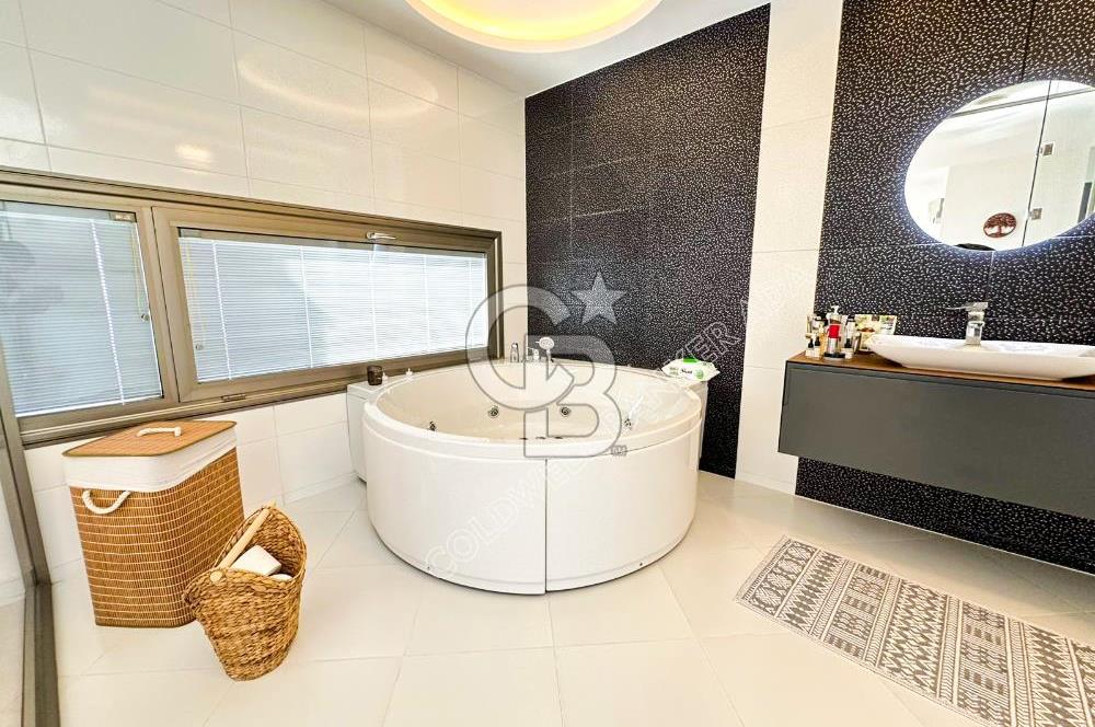 Kuşadası’nda Eşsiz Yaşam Fırsatı Deniz Manzaralı 4+1  Bahçe Dubleksi 