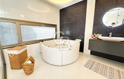 Kuşadası’nda Eşsiz Yaşam Fırsatı Deniz Manzaralı 4+1  Bahçe Dubleksi 