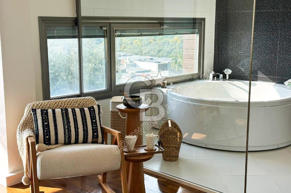 Kuşadası’nda Eşsiz Yaşam Fırsatı Deniz Manzaralı 4+1  Bahçe Dubleksi 