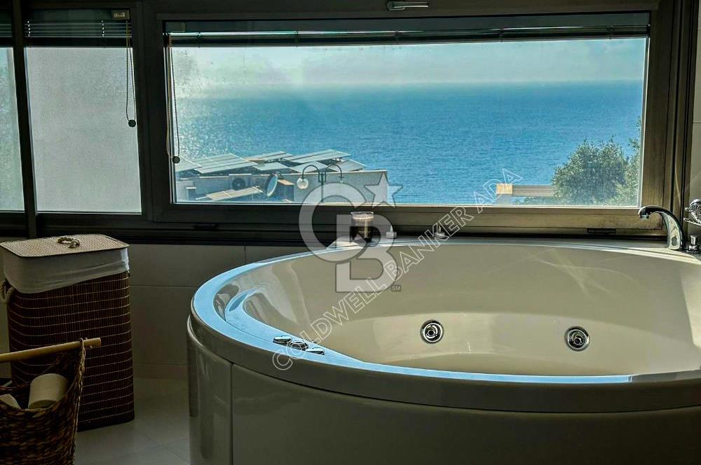 Kuşadası’nda Eşsiz Yaşam Fırsatı Deniz Manzaralı 4+1  Bahçe Dubleksi 