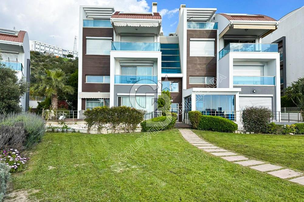 Kuşadası’nda Eşsiz Yaşam Fırsatı Deniz Manzaralı 4+1  Bahçe Dubleksi 