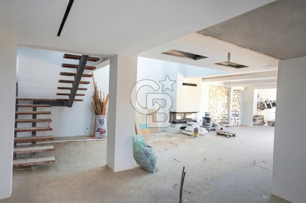 FOÇA KOZBEYLİ'DE 5+1 TRİPLEX LOFT HAVUZLU SATILIK MÜSTAKİL VİLLA