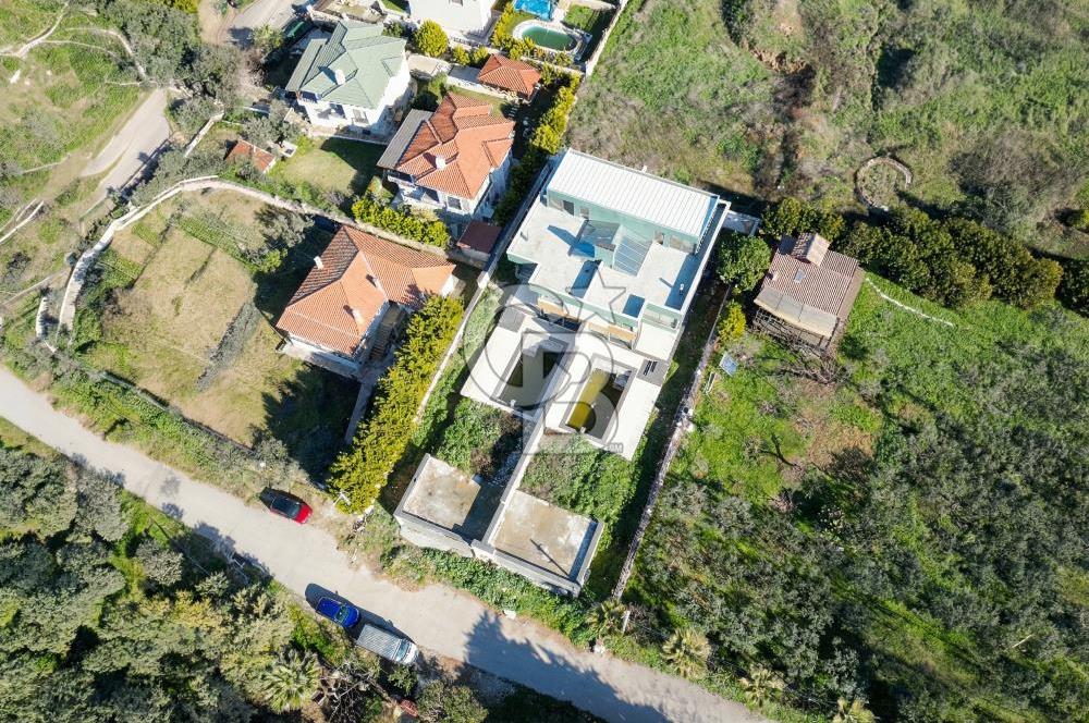 FOÇA KOZBEYLİ'DE 5+1 TRİPLEX LOFT HAVUZLU SATILIK MÜSTAKİL VİLLA