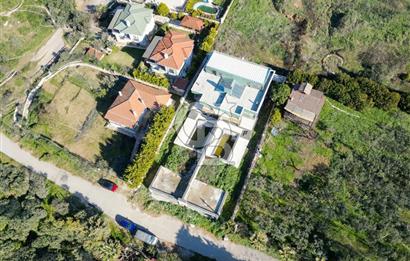 FOÇA KOZBEYLİ'DE 5+1 TRİPLEX LOFT HAVUZLU SATILIK MÜSTAKİL VİLLA