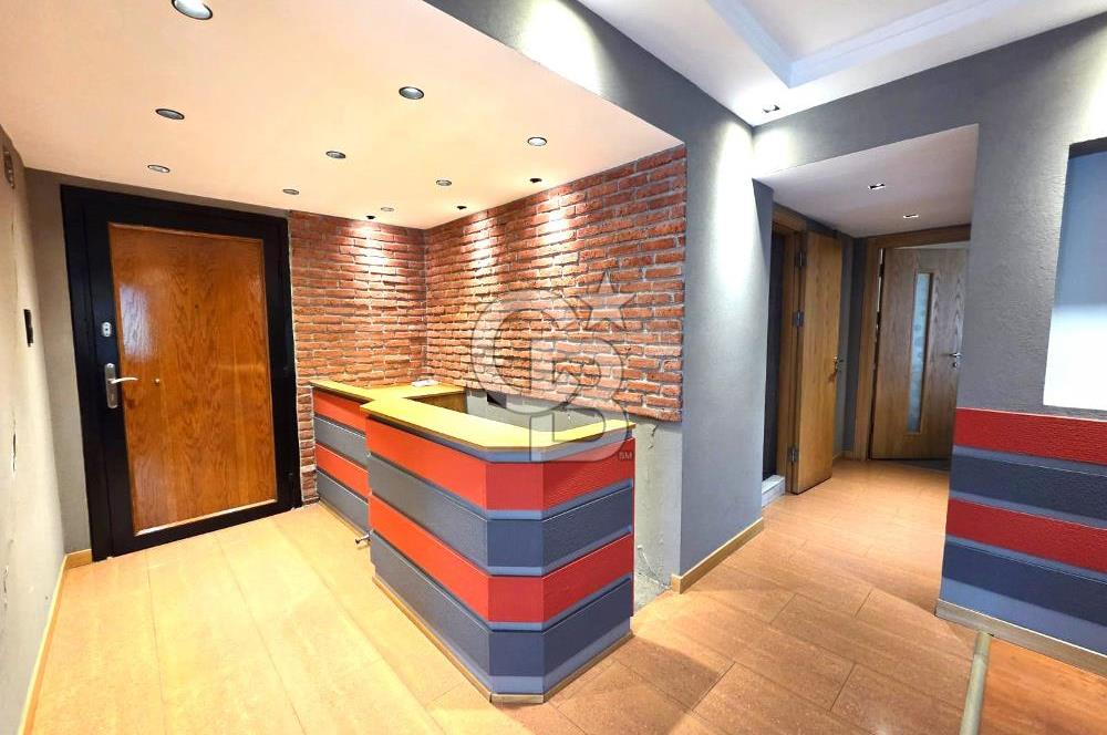 GİRNE CADDESİ ÜZERİNDE 2+1 KÖŞE SATILIK DAİRE..