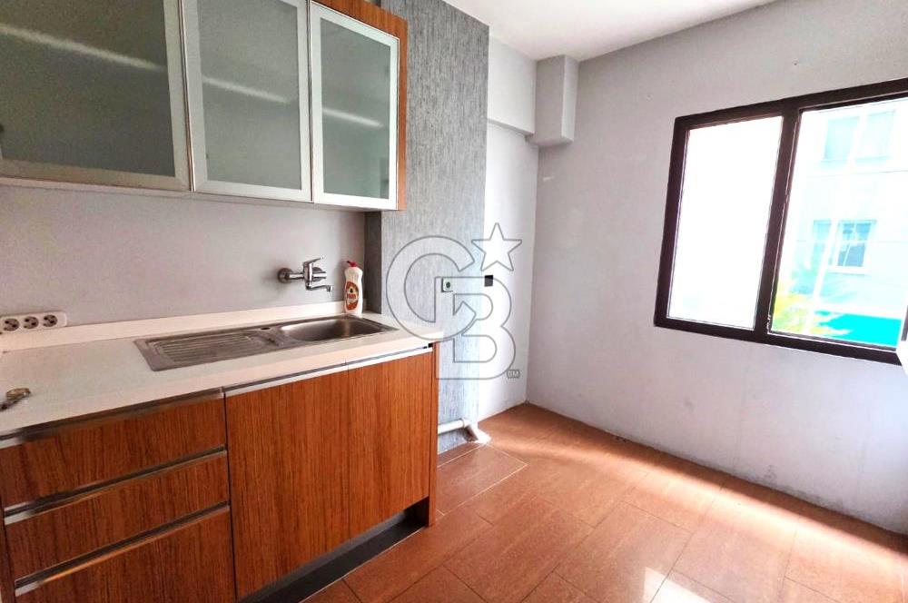 GİRNE CADDESİ ÜZERİNDE 2+1 KÖŞE SATILIK DAİRE..