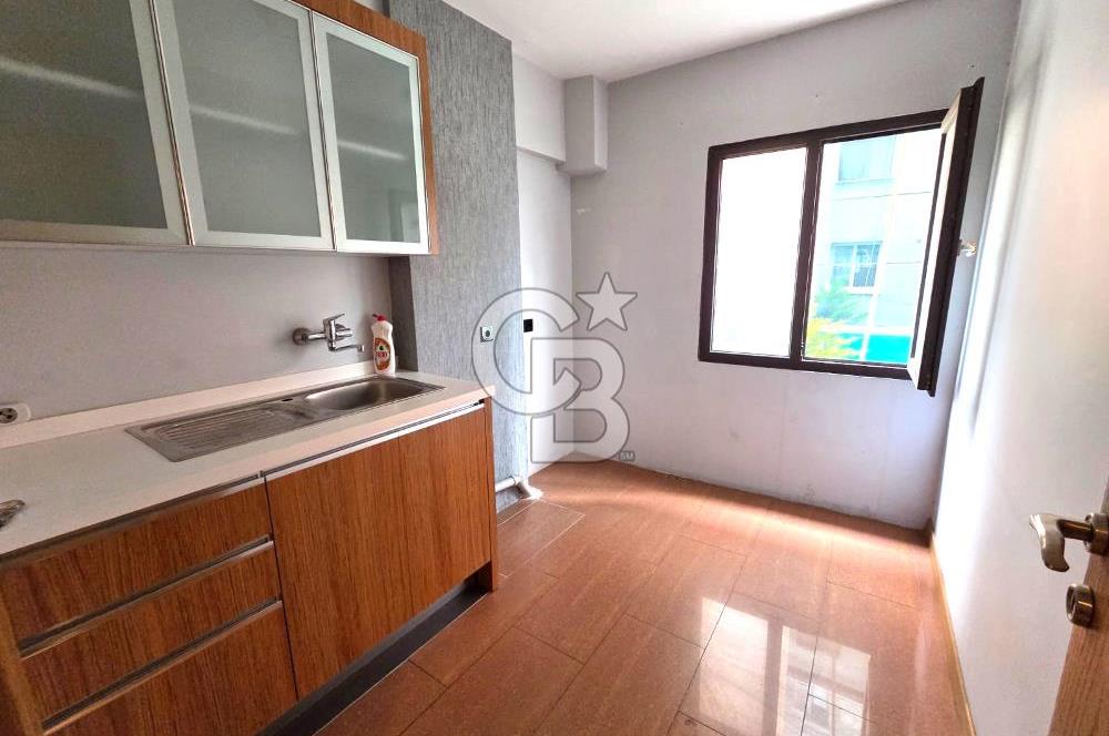 GİRNE CADDESİ ÜZERİNDE 2+1 KÖŞE SATILIK DAİRE..