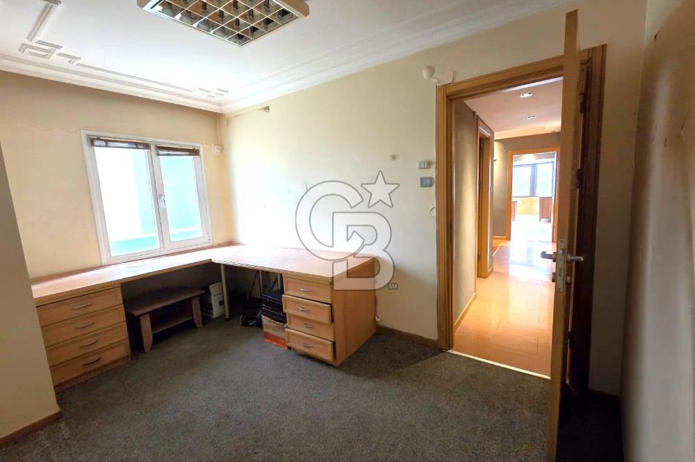 GİRNE CADDESİ ÜZERİNDE 2+1 KÖŞE SATILIK DAİRE..