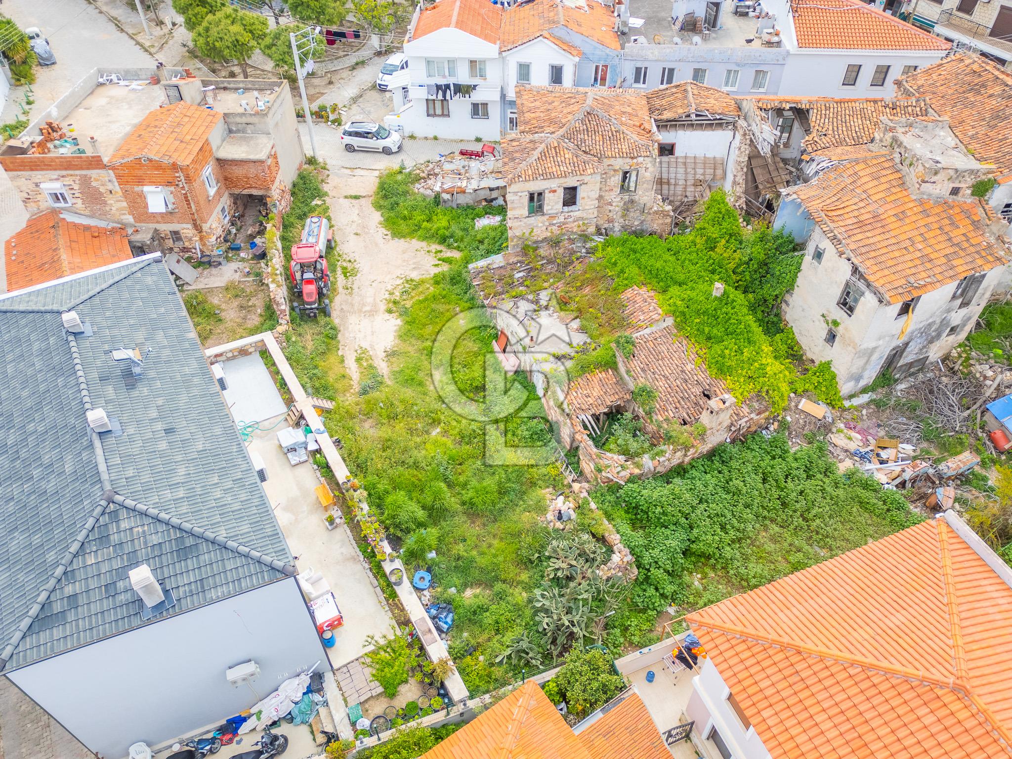 Çeşme Çiftlikköyde 520 m² Arsada Satılık Taş Konak 