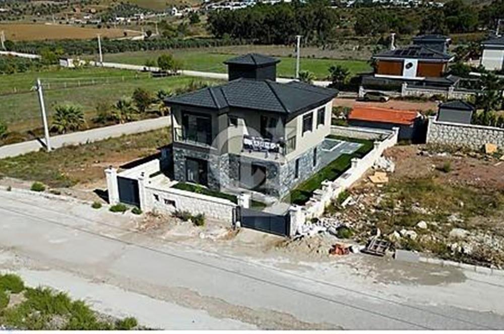 Seferihisar'da Satılık 3+1 Havuzlu Müstakil Villa