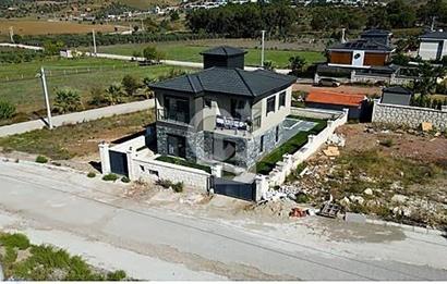 Seferihisar'da Satılık 3+1 Havuzlu Müstakil Villa