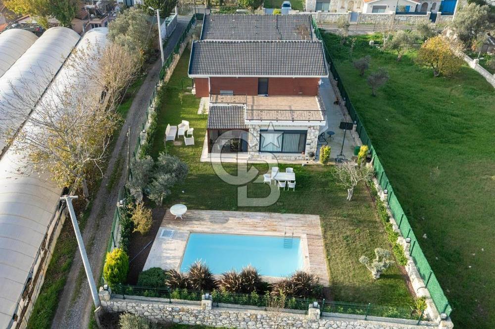 Urla Kuşçular'da 621m2 Arsa İçinde 4+1 Havuzlu Villa