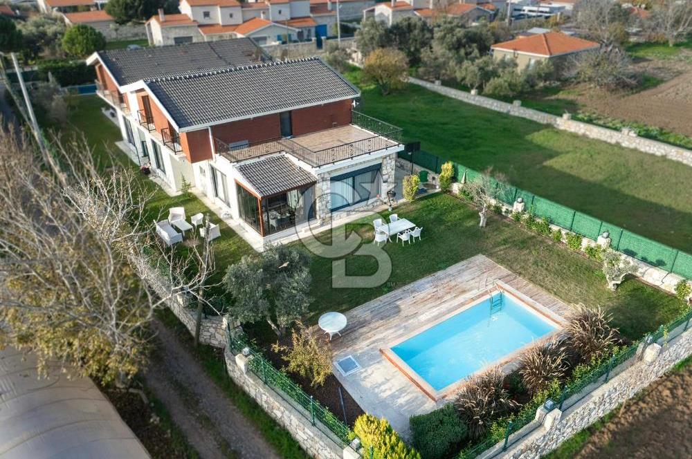 Urla Kuşçular'da 621m2 Arsa İçinde 4+1 Havuzlu Villa