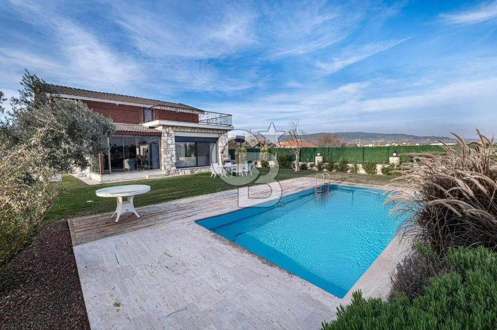 Urla Kuşçular'da 621m2 Arsa İçinde 4+1 Havuzlu Villa