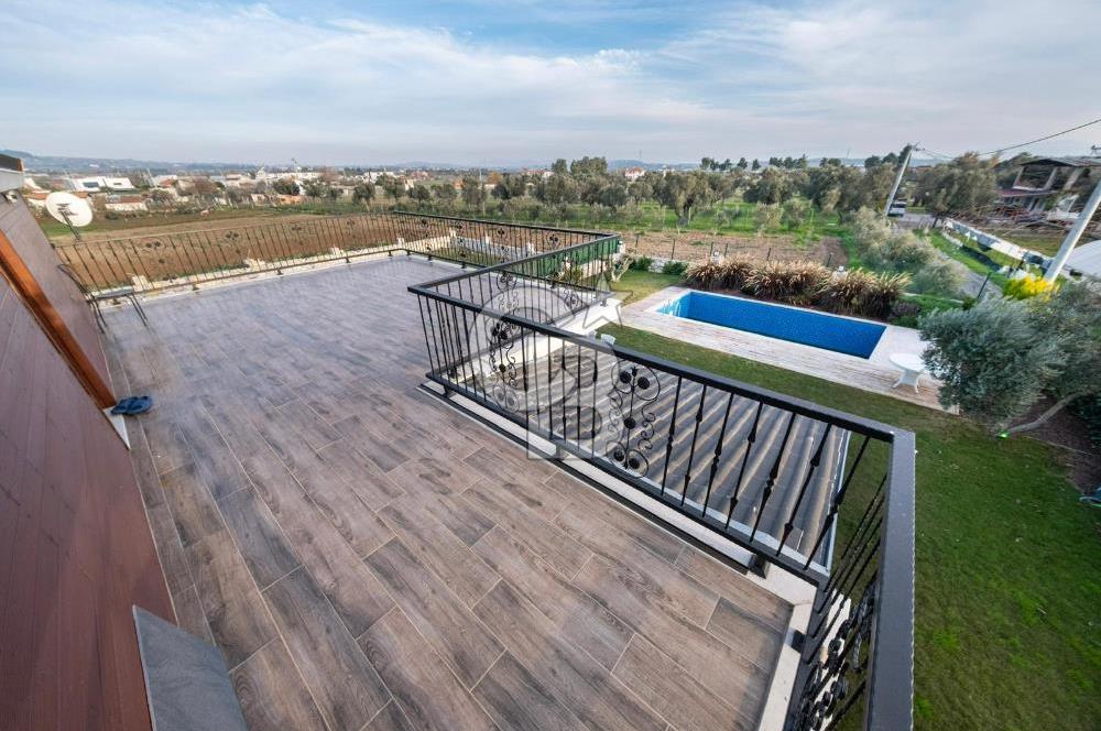 Urla Kuşçular'da 621m2 Arsa İçinde 4+1 Havuzlu Villa