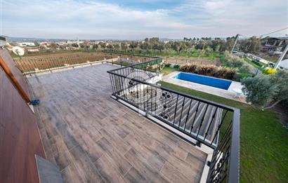 Urla Kuşçular'da 621m2 Arsa İçinde 4+1 Havuzlu Villa