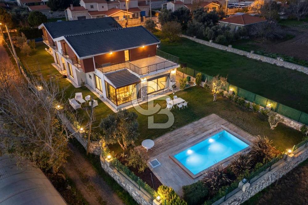 Urla Kuşçular'da 621m2 Arsa İçinde 4+1 Havuzlu Villa