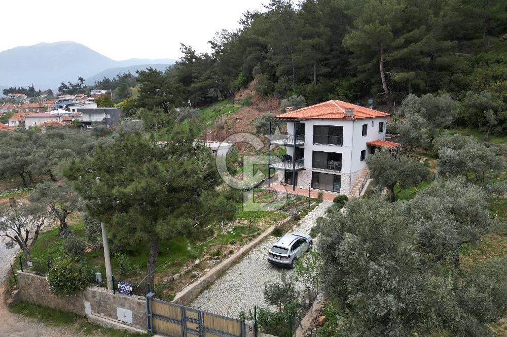 KEMALPAŞA DEREKÖY’DE SATILIK TRİPLEKS ÖZEL TASARIMLI VİLLA