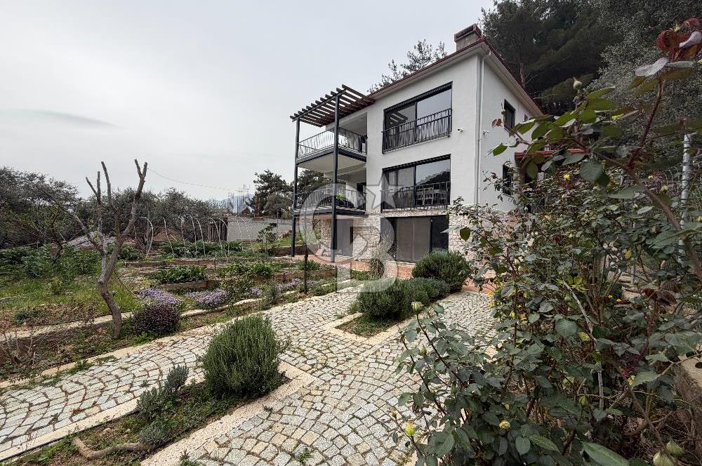 KEMALPAŞA DEREKÖY’DE SATILIK TRİPLEKS ÖZEL TASARIMLI VİLLA