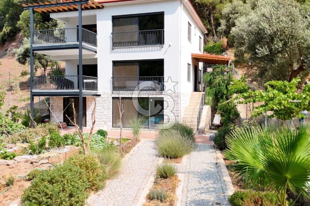 KEMALPAŞA DEREKÖY’DE SATILIK TRİPLEKS ÖZEL TASARIMLI VİLLA